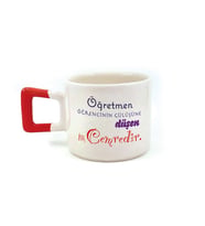 Kişiye Özel Öğretmen Öğrencinin Gülüşüne Düşen İlk Cemredir Baskılı Kırmızı Kulplu Kare Kupa (Beyaz)