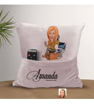 BK Gift Kişiye Özel Muhasebeci Karikatür Tasarımlı Organizer Kumanda ve Atıştırmalık Cepli Pembe Kırlent Yastık-1 Arkadaşa Hediye, Cepli Yastık