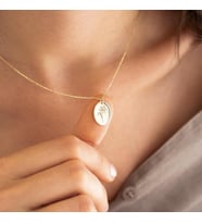 Kişiye Özel 925 Ayar Gümüş Minimalist Şık Çiçek Figürlü Kolye (Gold)