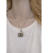 Kamera ve Yıldırım Figürlü Metal Kolye – Zincirli Tasarım