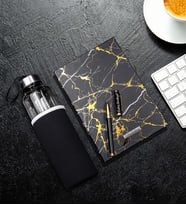 Kişiye Özel Gold Detaylı Siyah Dolma Kalem & Siyah Mermer Desen Defter & Özel Kılıflı 500Ml Cam Matara Hediye Seti