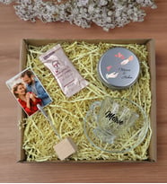 BK Gift Kişiye Özel İsimli DTF Cam Kahve Fincanı & Türk Kahvesi & Ahşap Fotoğraf Tutucu & Gümüş Metal Kutuda Kokulu Mum Hediye Seti-1, Sevgiliye Hediye, Yıl Dönümü Hediyesi
