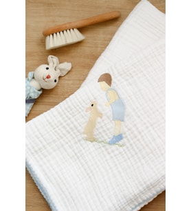 Tavşan ve Erkek Çocuk Nakışlı Müslin Bebek Battaniyesi - 90x90 CM