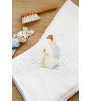 Tavşan ve Erkek Çocuk Nakışlı Müslin Bebek Battaniyesi - 90x90 CM