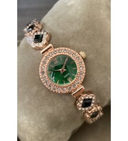 Siyah Saat Kutu İçinde Zirkon Taşlı Şık Rose Gold Yeşil Renk Metal Kordonlu Zarif Kadın Kol Saati Yılbaşı İçin Hediye Kibar Sevgiliye Eşe Kadına Hanıma Doğum Günü Yıl Dönümü Sürpriz Hediye Ablaya Anneye Teyzeye Halaya Kız Kardeşe Çocuğa