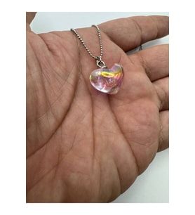 Pembe Kristal Kalp Figürlü Kadın Kolye – Zarif ve Işıltılı Tasarım