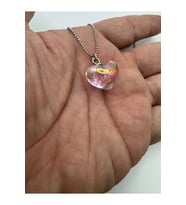 Pembe Kristal Kalp Figürlü Kadın Kolye – Zarif ve Işıltılı Tasarım