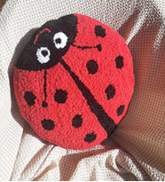 Mi-Knitting, Uğur Böceği Kırlent, Çocuk Odası Kırlent, Dekoratif Kırlent, Punch Nakışı Kırlent, Kadife İp Kırlent