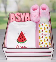 eJOYA Ahşap Sandıkta Kişiye Özel Zıbın Biberon Taş İsimlik Ve Patik Bebek Hediye Seti 109497 (Pembe)
