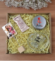 BK Gift Kişiye Özel İsimli Cam Kahve Fincanı & Türk Kahvesi & Ahşap Fotoğraf Tutucu & Gümüş Metal Kutuda Kokulu Mum Hediye Seti-2, Anneye Hediye, Anneler Günü Hediyeleri