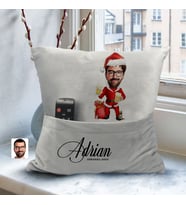 BK Gift Kişiye Özel Erkek Yılbaşı Karikatür Tasarımlı Organizer Kumanda ve Atıştırmalık Cepli Gri Kırlent Yastık-2 Arkadaşa Hediye, Cepli Yastık