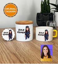Kişiye Özel Karikatürlü Polis Hediye Seti Lüks Fincan, Kalemlik, Anahtarlık Kadın Polise Polisler Günü Hediyesi (Sarı)