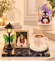 Fotoğraflı Sokak Lambalı Hayat Ağacı Porselen Kahve Fincanı ve Renkli LED Penguenli Fanus
