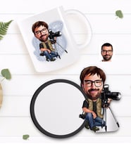 BK Gift Kişiye Özel Erkek Fotoğrafçı Karikatürlü Beyaz Kupa ve Ahşap Bardak Altlığı Hediye Seti-1