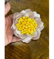SARI TOMURCUKLU PUDRA PEMBE KADIN İĞNELİ BROŞ YAKA İĞNESİ 9X9 CM