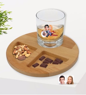 BK Gift Kişiye Özel Sevgililer Karikatürlü Viski Bardağı ve Doğal Masif Ahşap Yuvarlak Sunum Tabağı Çerezlik Hediye Seti-11