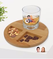 BK Gift Kişiye Özel Sevgililer Karikatürlü Viski Bardağı ve Doğal Masif Ahşap Yuvarlak Sunum Tabağı Çerezlik Hediye Seti-11