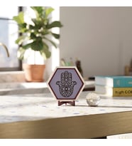 Butik ve Modern Hamsa masaüstü süsü, sevdikleriniz için anlamlı, özgün ve estetik bir hediye seçeneği 10x10 cm, Mor