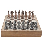 GiftHome Büyük Boy Metal İNGİLİZ Satranç Takımı Antik ve Rustik Desenli Sandıklı MDF Tahtası(36X36X6 cm.)