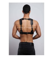 Kelepçeli Erkek Göğüs Harness, Deri Erkek Fantezi Harness, Kelepçeli Erkek Harness (Siyah)