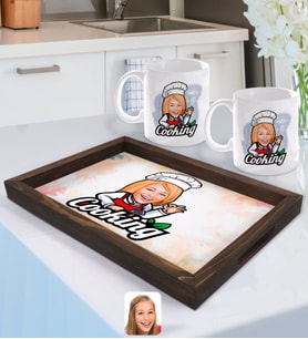 BK Gift Kişiye Özel Kadın Chef Karikatürlü Doğal Ahşap Tepsi ve 2’li Kupa Bardak Seti-14