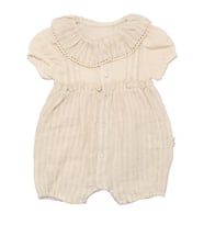 Kız Bebek Bej Müslin Bebe Yaka Fırfırlı Çıtçıtlı Tulum