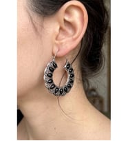ETNİK SİYAH TARZ HALKA KÜPE 5,5 CM.