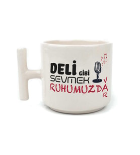 Deli Gibi Sevmek Ruhumuzda Var Baskılı Beyaz Kulplu T Kupa