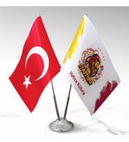 BBaskı  Aslanlar Temalı Sarı-Kırmızı + Türk Bayrağı İkili Masa Bayrak Seti  Çift Kat Saten Kumaş  Çift Taraf Baskı  1. Kalite Metal Direk & Taban  Bayrak 22,5×15 cm  Direk 32 cm  Taban 8 cm  Ofis Masa Dekoru