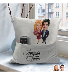 BK Gift Kişiye Özel Sevgililer Karikatür Tasarımlı Organizer Kumanda ve Atıştırmalık Cepli Gri Kırlent Yastık-94 Arkadaşa Hediye, Cepli Yastık