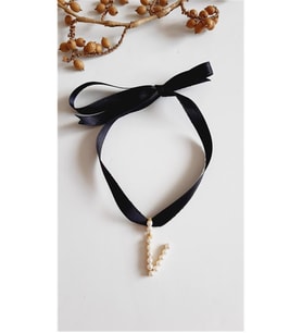 V HARF TARZ İNCİLİ KURDELA CHOKER KOLYE