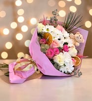 Lila Pembe Bukette Pembe Güller ve Ayıcık Anahtarlık