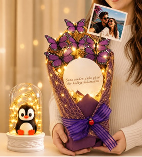 Kişiye Özel Fotoğraflı LED Işıklı Aynalı Mor Kelebek Buketi ve LED Işıklı Penguen Biblolu Fanus
