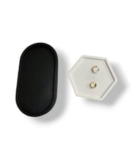 Oval Siyah ve Altıgen Beyaz Takı Tabağı