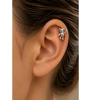Sertifikalı 316L Çelik El Sallayan Ayıcık Figürlü Siyah Göz Detaylı Premium Gümüş Renk Tragus ve Helix Piercing