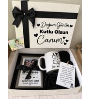 Doktor Sevgiliye Doğum Günü Hediyesi - Spotify Barkodlu Çerçeve, Doktor Kupa ve Mavi Güllü Lüks Hediye Kutusu Seti
