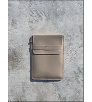 Kişiye Özel İsimli Laptop Kılıfı MacBook Pro Air  13’ 14’ 15' inç Notebook Vegan Suni Deri Çanta (Bej)