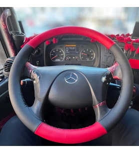 DİKİŞLİ DİREKSİYON KILIFI İTHAL SİYAH DERİ BAYRAK KIRMIZI DERİ SİYAH DİKİŞLİ MERCEDES TIR KAMYON