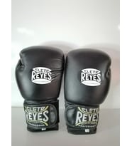 Reyes marka Deri Boks Eldiveni siyah renk cırtlı model Orjinal Dana derisidir İTHAL ÜRÜNDÜR profesyonel sporcular için uygundur. 10-12-14 16 OZ büyüklükte İstediğiniz Bedeni msj ile bildiriniz