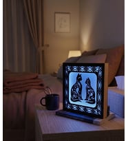 Dekoratif Kedi Figürlü LED Gece Lambası – Ahşap Çerçeveli Masaüstü Dekoratif Işık 14x14 cm