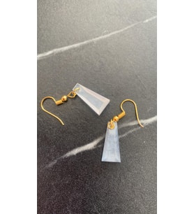 Şeffaf Renkli Beyaz Sedefli Parlak Gold Aksesuarlı Piramit Şekil Sallantılı Epoksi Küpe Hediyelik