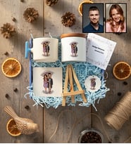 Kişiye Özel Karikatürlü Yürüş Yapan Romantik Sevgililer Hediye Kutusu - Kişiye Özel T Kupa, Seramik Kalemlik, Dekoratif Taş İsimlik, Güneş Anahtarlık Sevgililer Günü Hediyesi