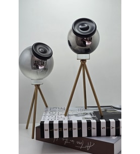 Tripod Ayaklı Cam Küre Dekor – Modern Masa Üstü Tasarım Obje