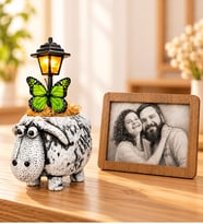 Kişiye Özel Karakalem Portre 15x12 cm Ahşap Çerçeve ve El Yapımı Sevimli Kuzu Masa Lambası Seti – Sevgiliye Arkadaşa Doğum Günü Hediyesi