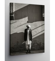 Kanvas Tablo Duvarın Önünde Yaşlı Adam