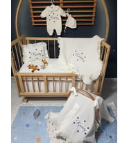 Baby Clime %100 Organik Müslin Hastane Çıkışı 6 Parça – İsim Nakışlı Battaniye ve Dolgulu Fırfırlı Kırlent