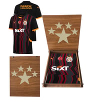 Galatasaray Puma Lisanslı 2024/2025 5 Yıldızlı Alternatif Forma Ahşap Kutu Hediyeli (Siyah)
