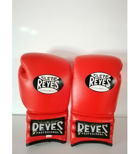 Reyes marka Deri Boks Eldiveni kırmızı renk ipli model Orjinal Dana derisidir. 10-12-14-16oz büyüklükte İstediğiniz Bedeni msj ile bildiriniz