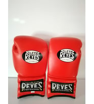 Reyes marka Deri Boks Eldiveni kırmızı renk ipli model Orjinal Dana derisidir. 10-12-14-16oz büyüklükte İstediğiniz Bedeni msj ile bildiriniz