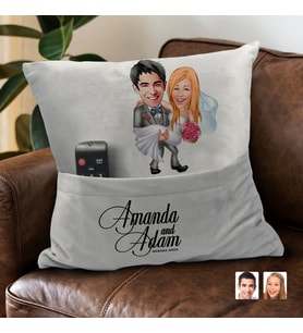 BK Gift Kişiye Özel Evleniyoruz Karikatür Tasarımlı Organizer Kumanda ve Atıştırmalık Cepli Gri Kırlent Yastık-7 Arkadaşa Hediye, Cepli Yastık